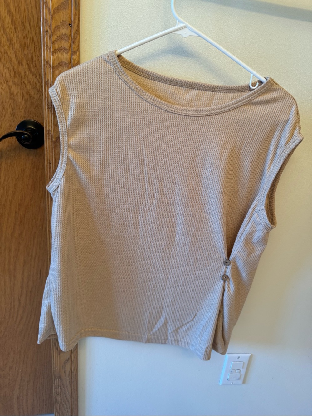 Sleeveless waffle fabric Tank Top with Side Button Detail Beige Size Medium NWOT